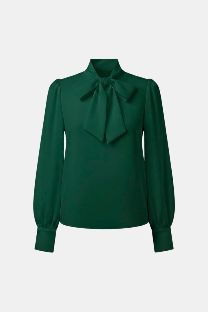 Blouse femme élégante à col lavallière fluide, manches longues, idéale bureau ou chic décontracté.