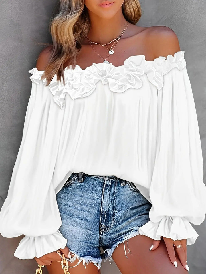 Blouse femme chic à épaules dénudées et manches longues. Top élégant blanc ou noir pour mode printemps-été décontractée.
