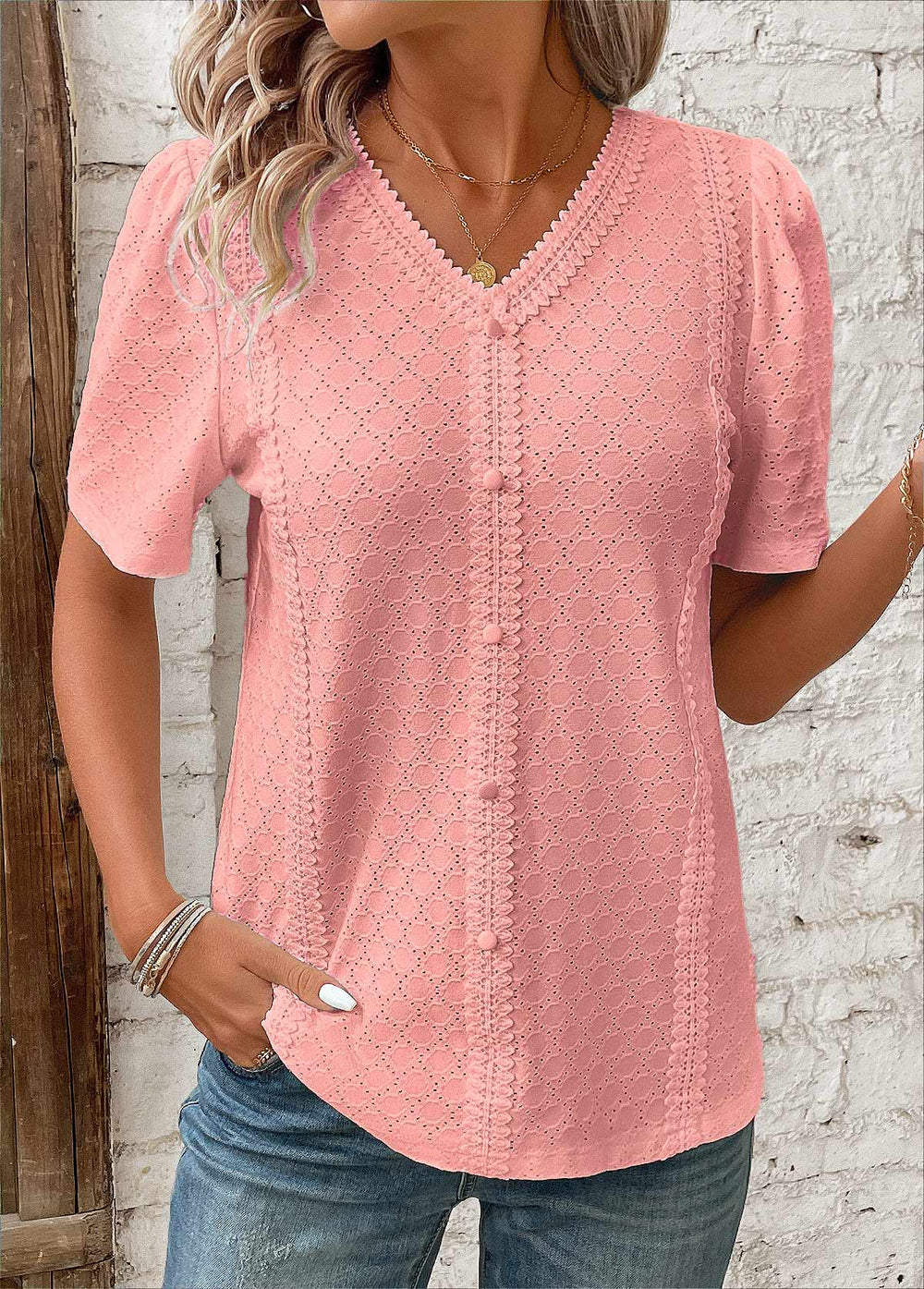 Chemisier blanc femme chic avec broderie délicate, manches courtes et col V élégant.