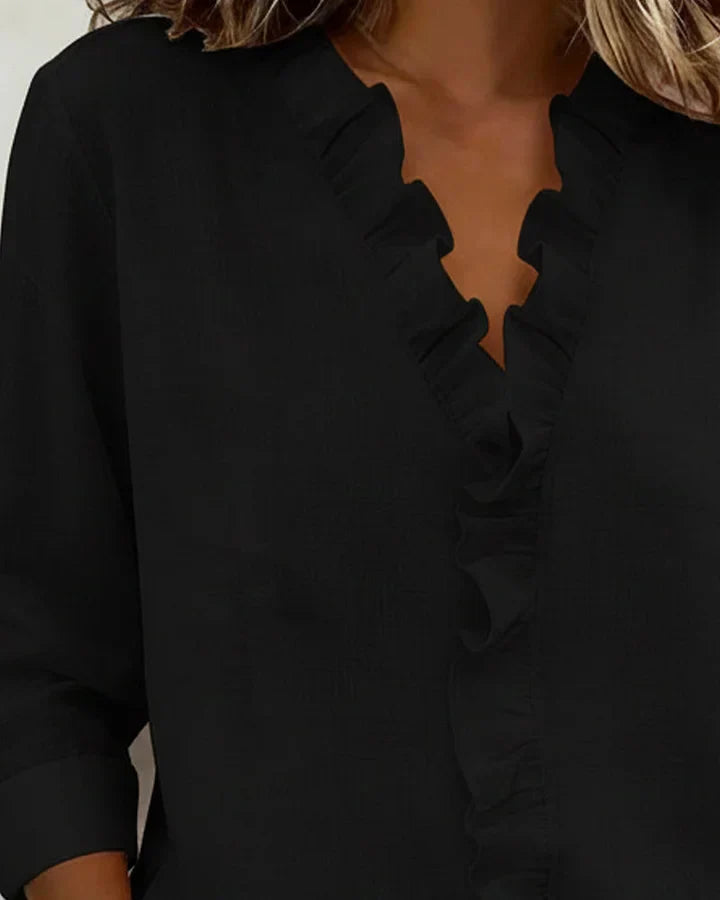 Top femme blanc décontracté à volants, col V et manches longues. Confort et style pour toutes occasions.