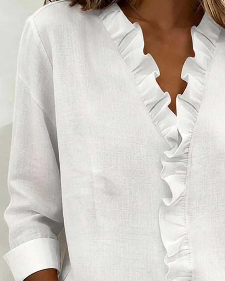 Blouse femme blanche à volants aux manches et col V. Un chemisier élégant pour un look raffiné.
