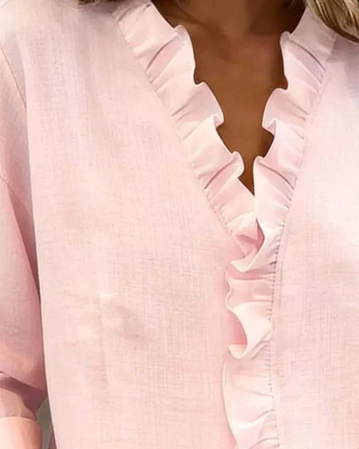 Blouse femme élégante et décontractée, col V, manches longues et volants. Pour un look moderne et féminin.