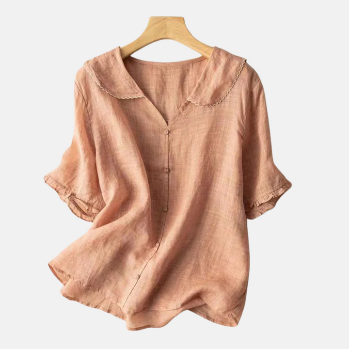 Blouse femme légère vintage à col Claudine blanc, idéale pour un look rétro chic et confortable.
