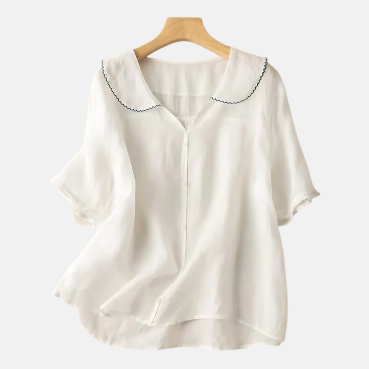 Chemisier femme élégant style vintage avec col Claudine, parfait pour une tenue décontractée ou chic.