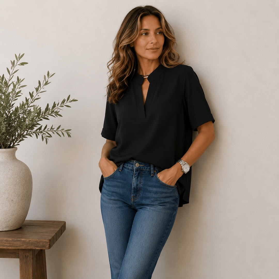 Blouse chic à col V, manches courtes. Style élégant et fluide pour femme moderne.