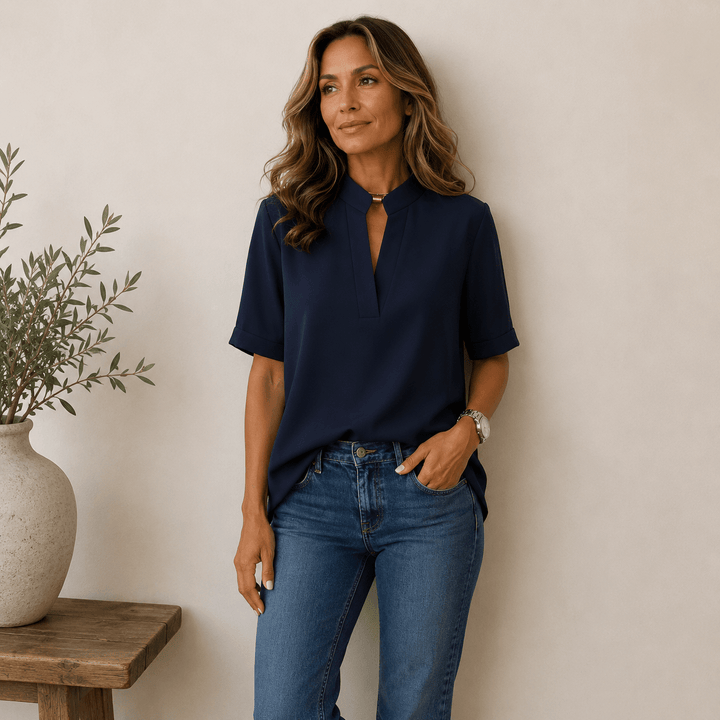 Blouse femme fluide et chic, col V, coupe moderne. Confort optimal pour le bureau ou l'été.