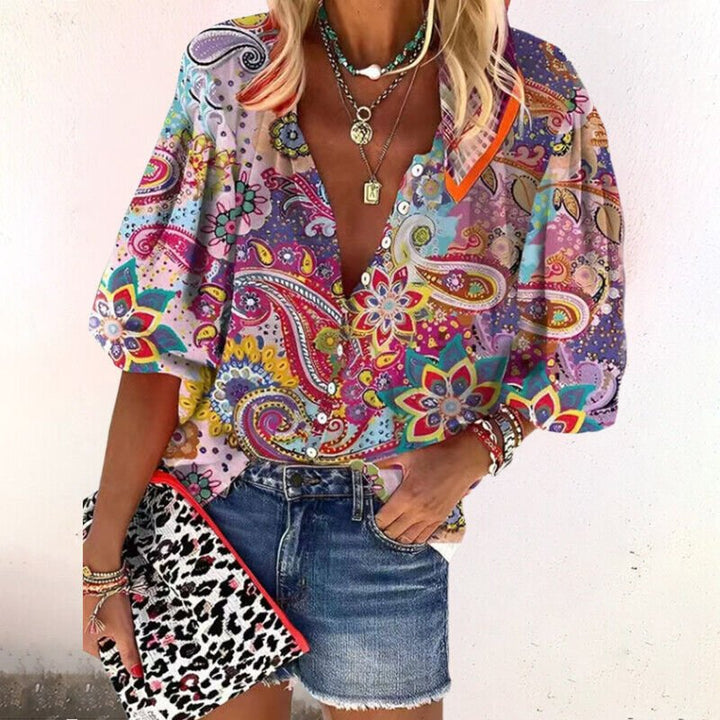 Blouse femme à imprimé chic, manches trois-quarts. Idéale pour une tenue mode décontractée ou élégante.