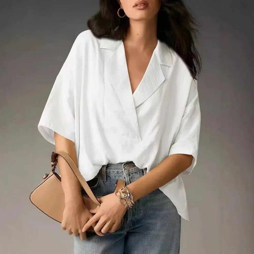 Blouse femme oversize chic et confortable avec manches tombantes et col revers. Idéale pour le printemps/été.