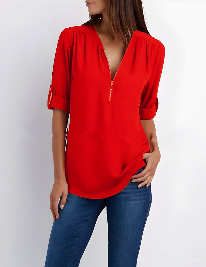 Blouse femme zippée décontractée, associée à un jean, pour un style mode polyvalent et confortable.