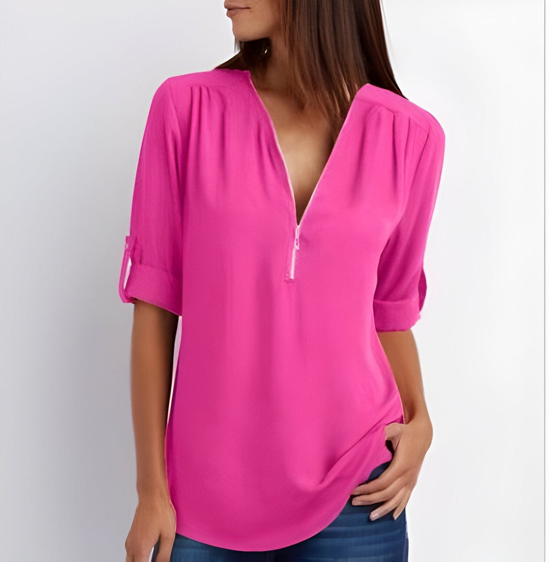 Gros plan sur la fermeture éclair chic de la blouse femme, détail mode qui ajoute du style.
