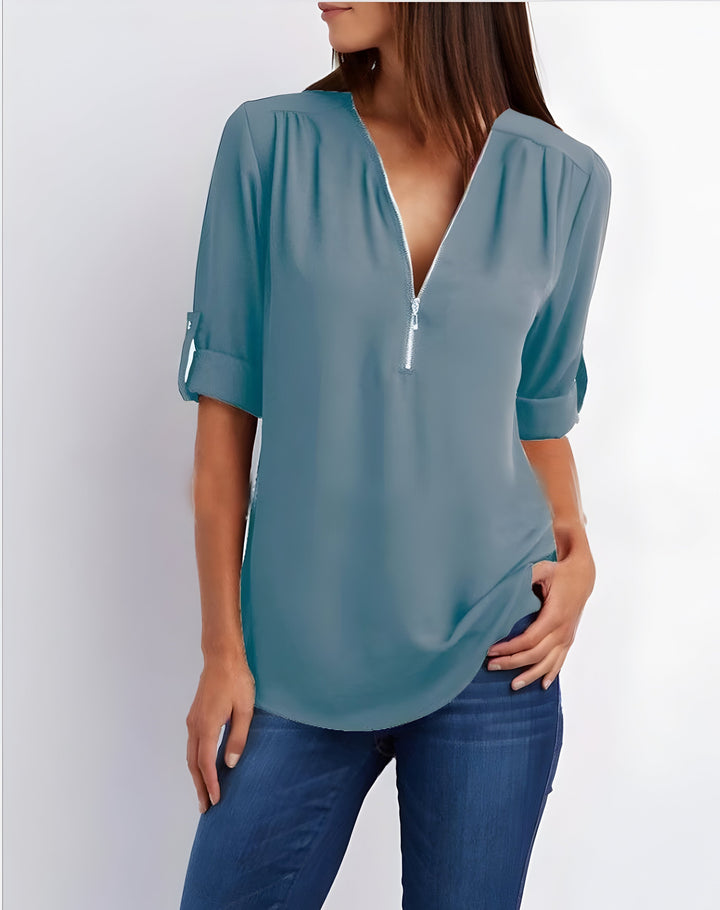 Encolure V raffinée du chemisier zippé femme, soulignant l'élégance de cette blouse polyvalente.