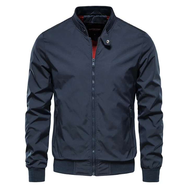 Blouson bomber homme chic, style tendance pour printemps-été, parfait pour compléter une tenue décontractée.