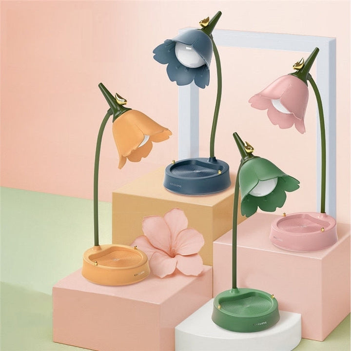 Lampe de table LED design fleur, tactile et portable, pour bureau ou décoration intérieure moderne.