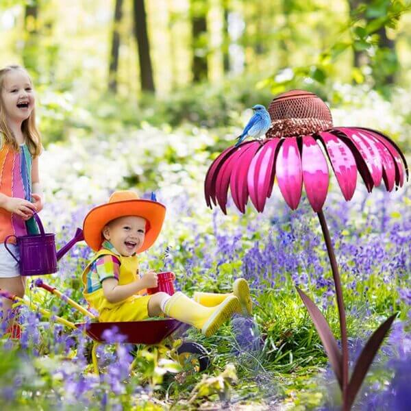 Belle mangeoire florale rouge et bleue pour oiseaux de jardin. Apportez nature et décoration à votre extérieur.