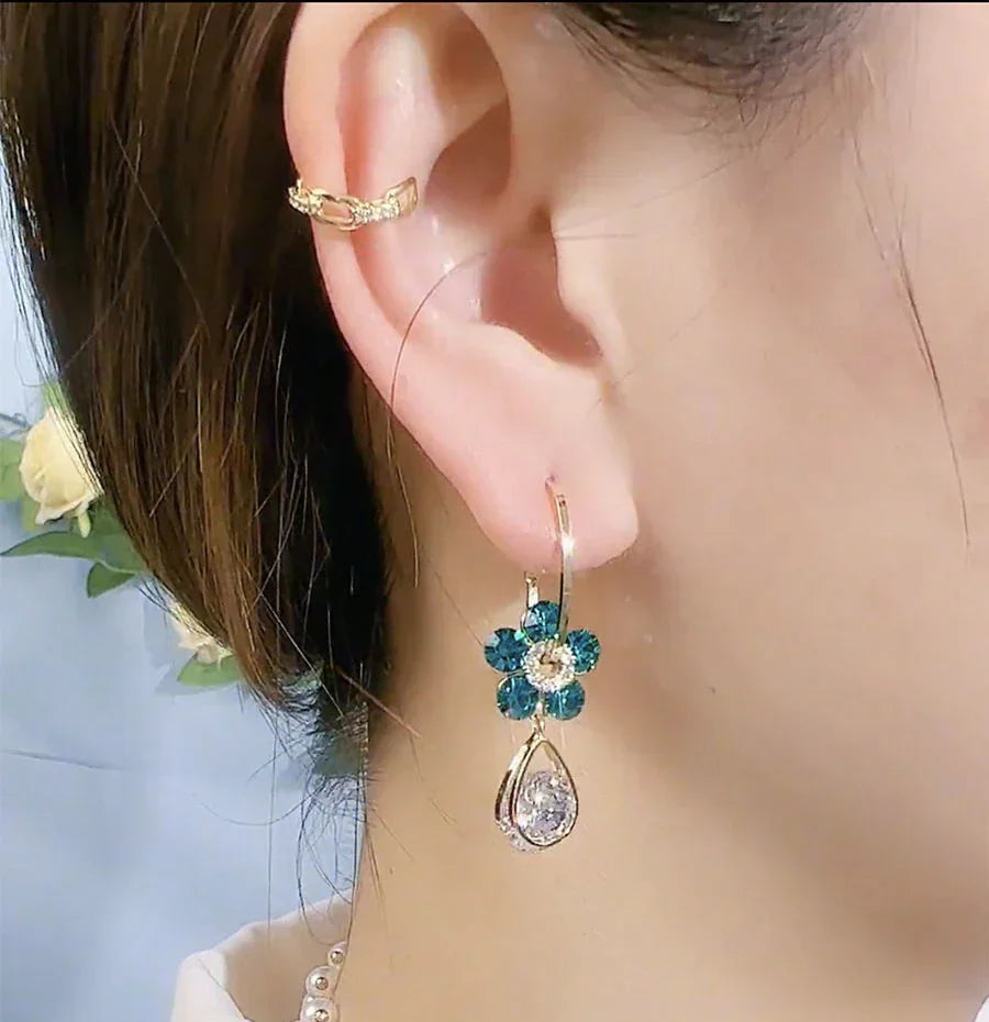 Élégantes boucles d'oreilles femme pendantes fleur de cristal, accessoire de mode, idéal cadeau.