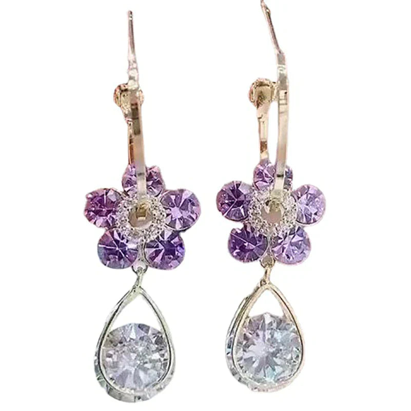Boucles d'oreilles pendantes femme fleur de cristal, bijou floral bleu-violet, mode et élégance.