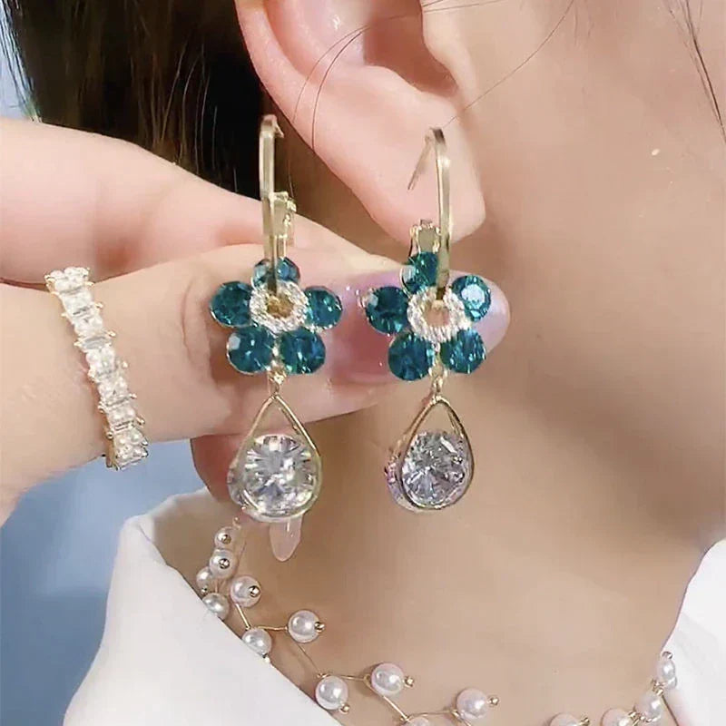 Boucles d'oreilles pendantes femme fleur en cristal bleu-violet, élégantes pour soirée.