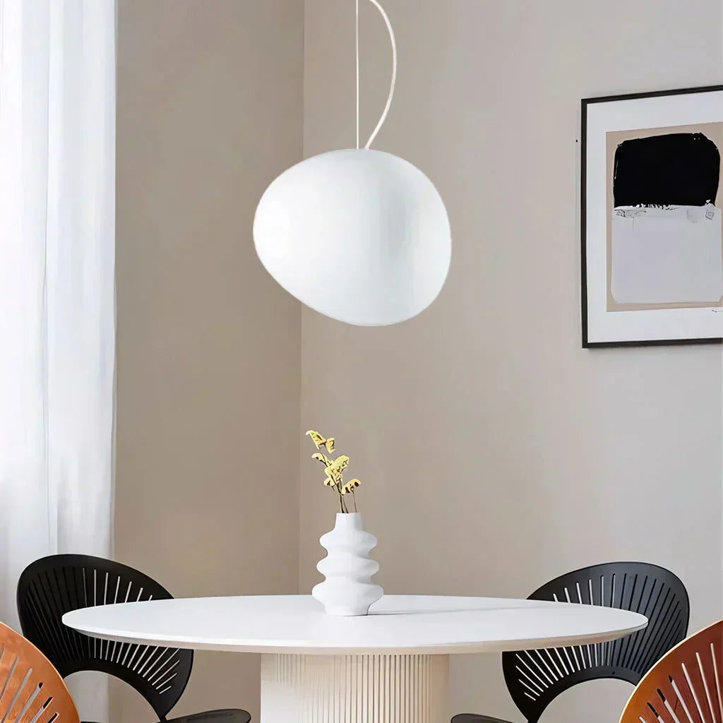 Luminaire plafond en verre de lait, design Galet moderne et minimaliste pour intérieur.