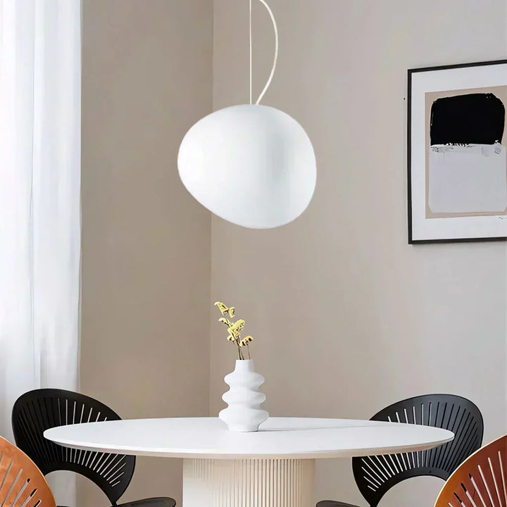 Luminaire plafond en verre de lait, design Galet moderne et minimaliste pour intérieur.