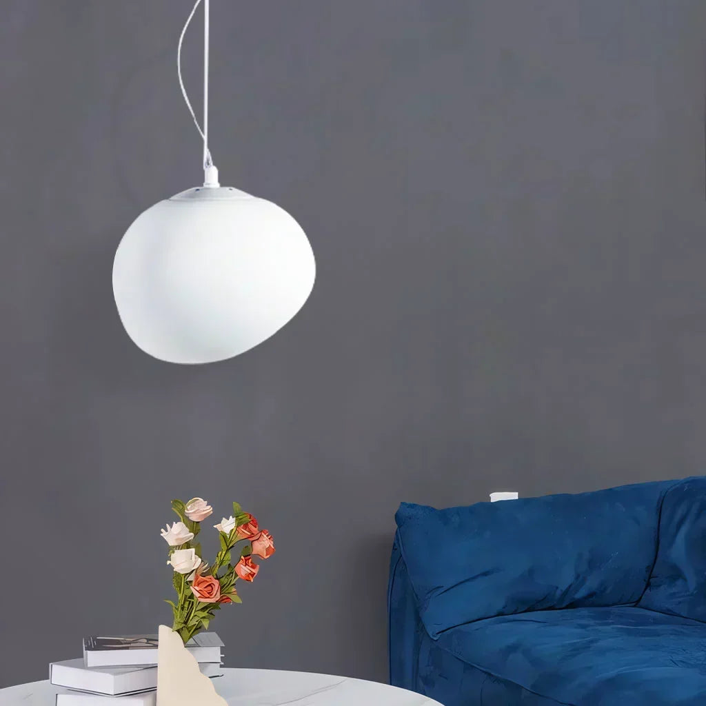 Lustre plafond design Galet en verre de lait, éclairage moderne et sophistiqué.