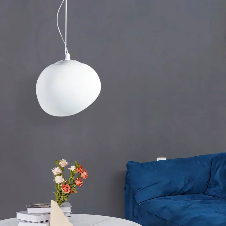 Lustre plafond design Galet en verre de lait, éclairage moderne et sophistiqué.