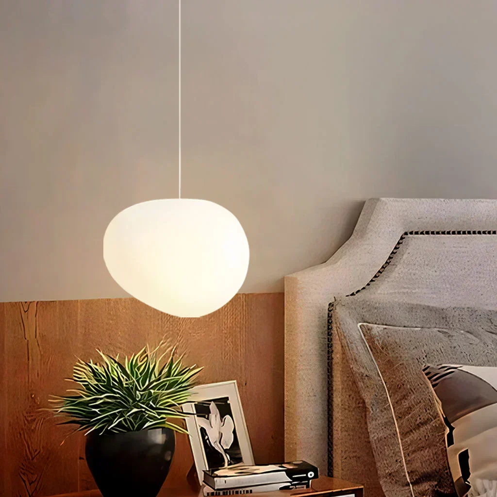Luminaire de plafond moderne Galet en verre de lait, design minimaliste et élégant.