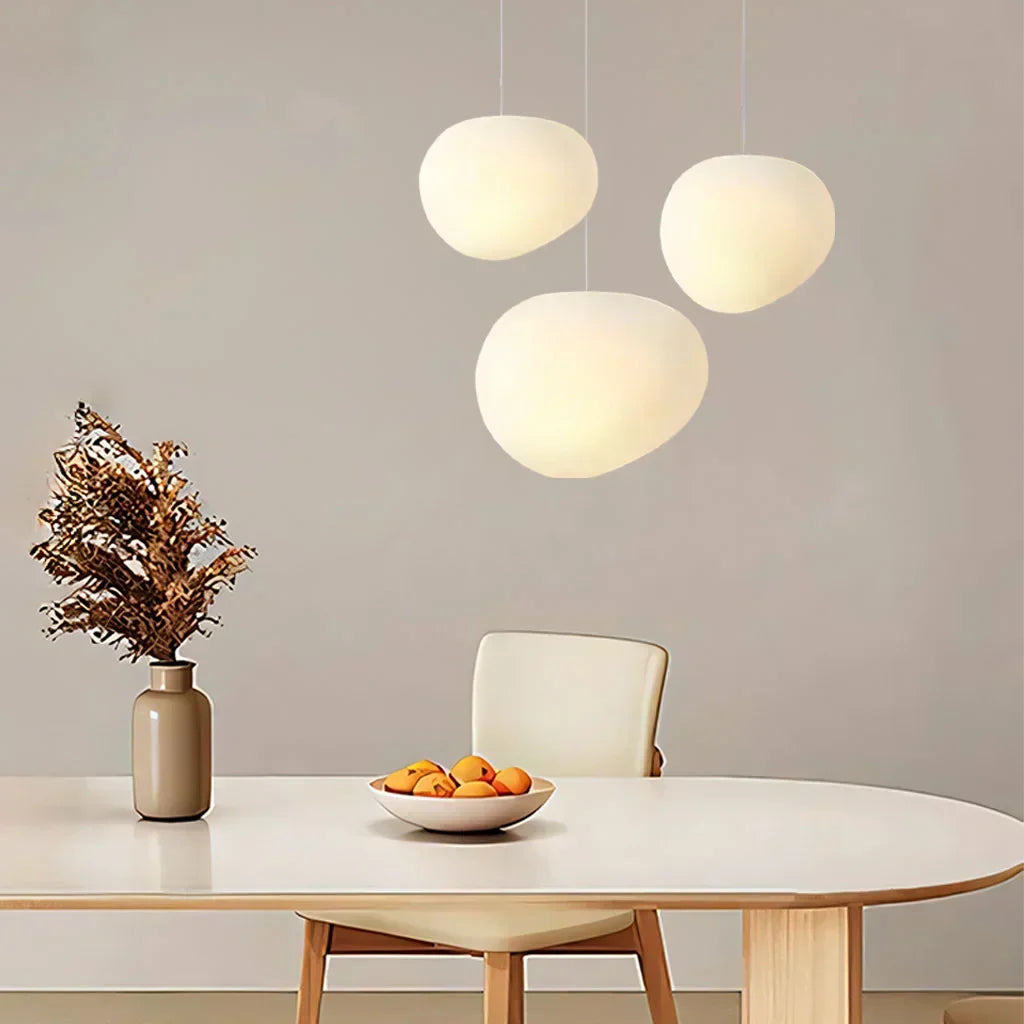Plafonnier forme galet en verre de lait, suspension design moderne pour un éclairage doux.