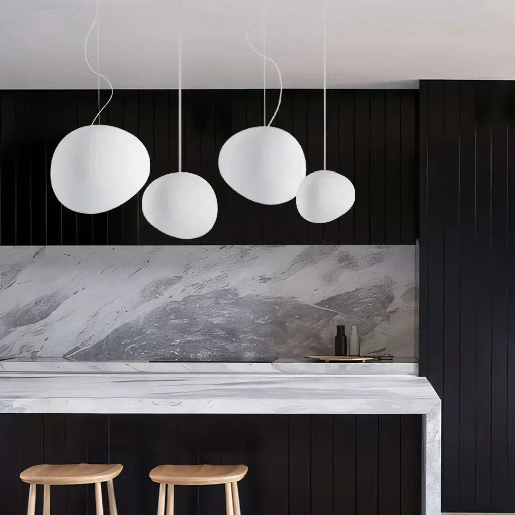 Lustre suspension Galet en verre de lait opalin, éclairage design contemporain.