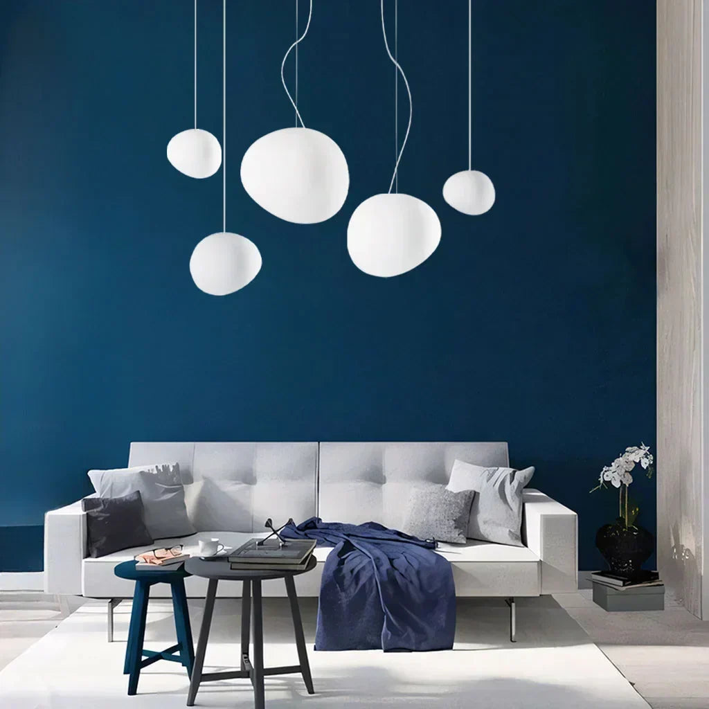 Suspension galet en verre de lait, luminaire de plafond design pour intérieur contemporain.
