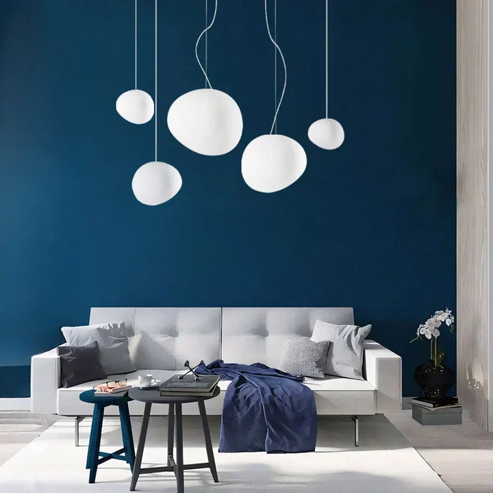 Suspension galet en verre de lait, luminaire de plafond design pour intérieur contemporain.