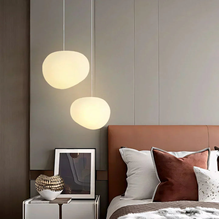Verre de lait opalin, suspension plafond Galet, éclairage design minimaliste et doux.