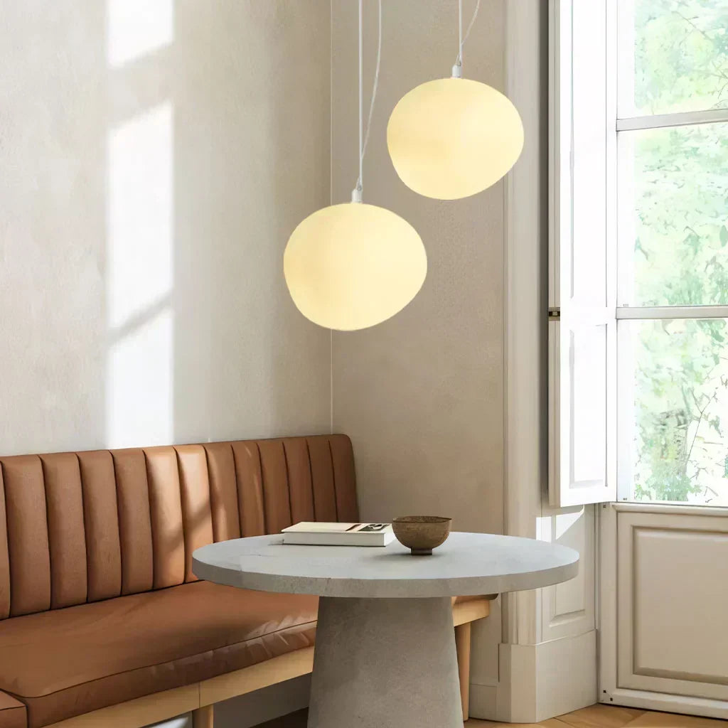 Suspension moderne Galet en verre de lait, luminaire plafond design minimaliste.