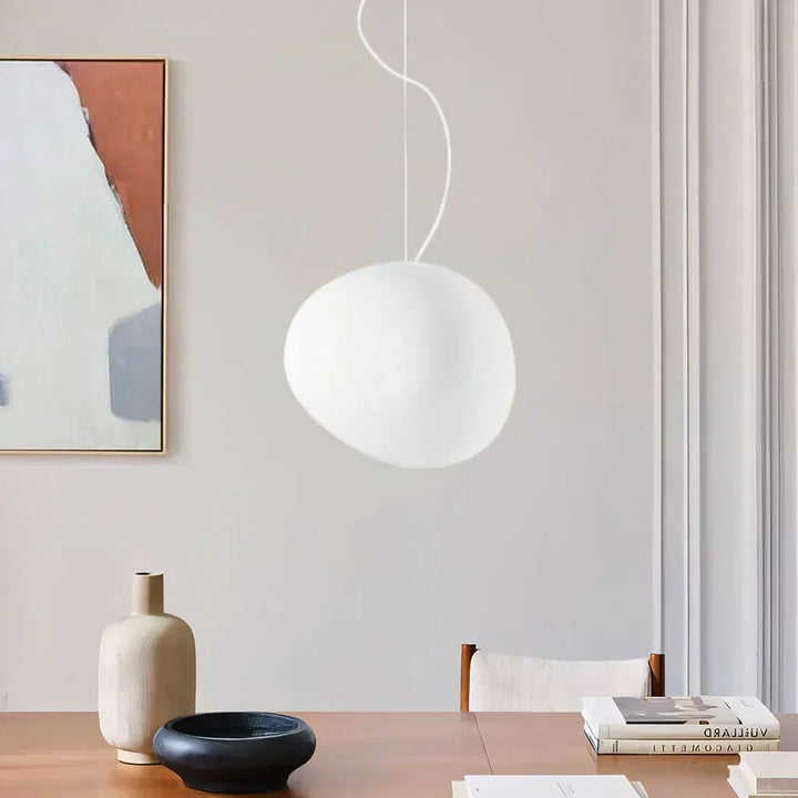 Luminaire de plafond Galet, éclairage design en verre de lait pour salon moderne.