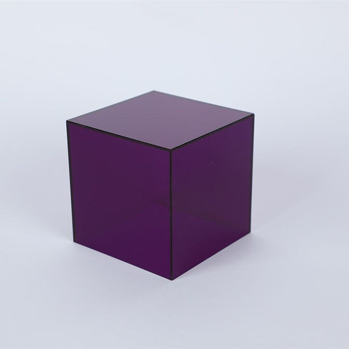 Vitrine colorée en acrylique pour ranger et valoriser toutes sortes de collections.