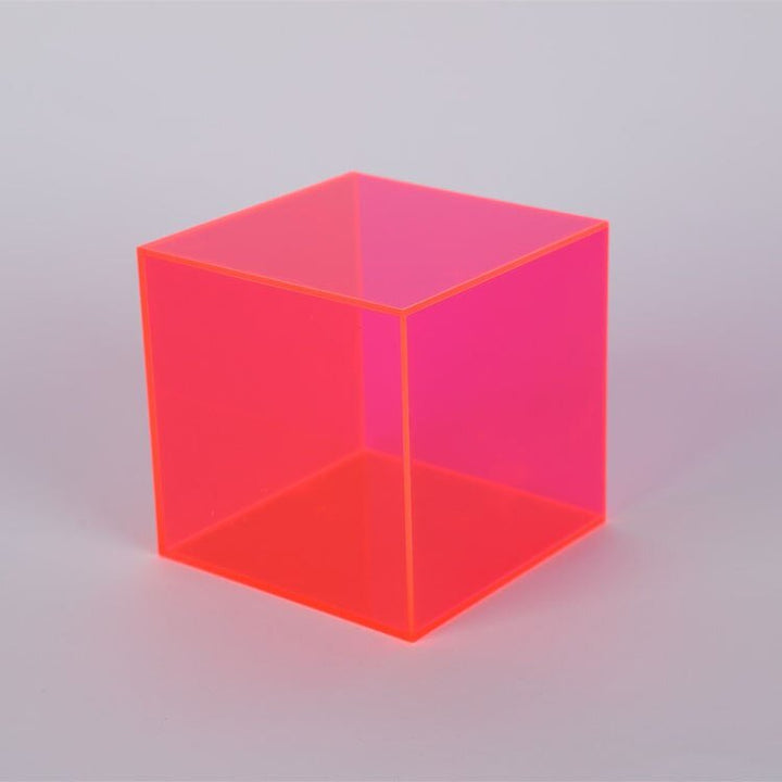 Rangement acrylique coloré (rouge) pour collection, ajoutant une touche vibrante et stylée.