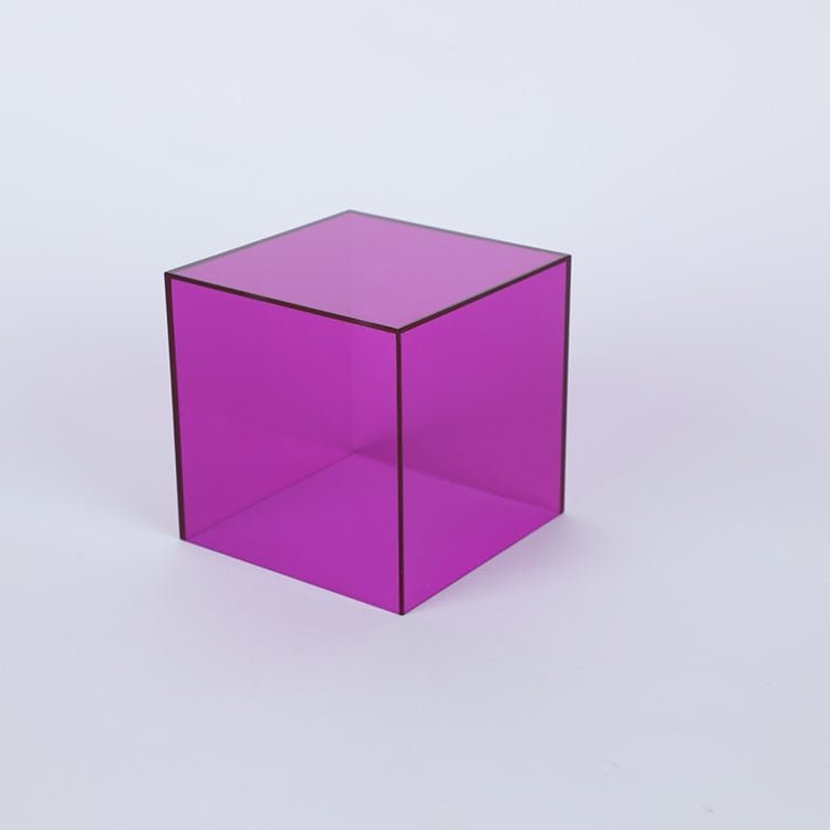 Présentoir décoratif en acrylique coloré (vert), parfait pour exposer figurines et modèles.