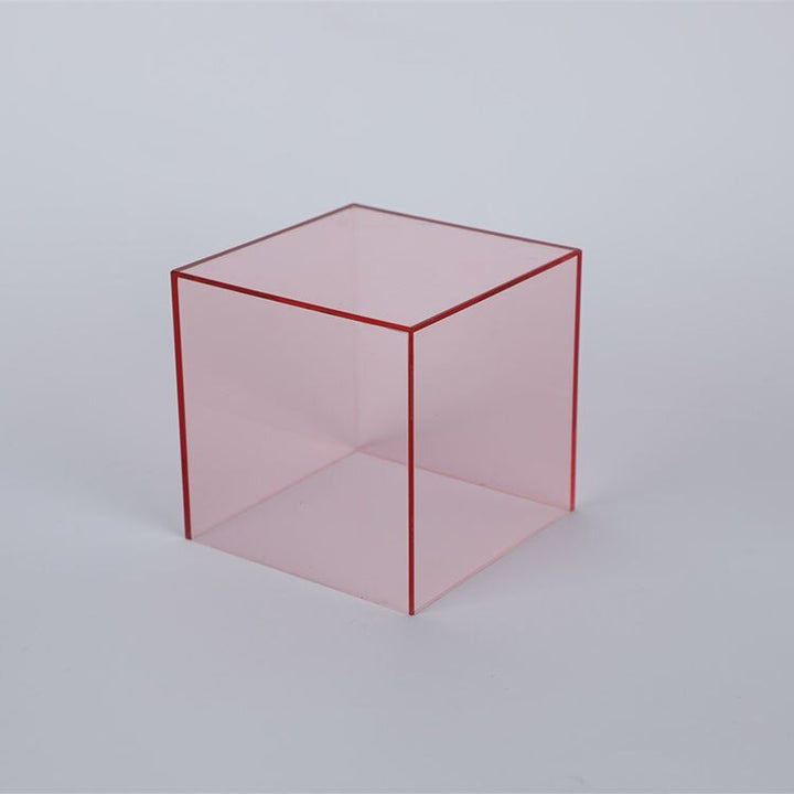 Vitrine de présentation en acrylique transparent avec base colorée, pour objets d'art.