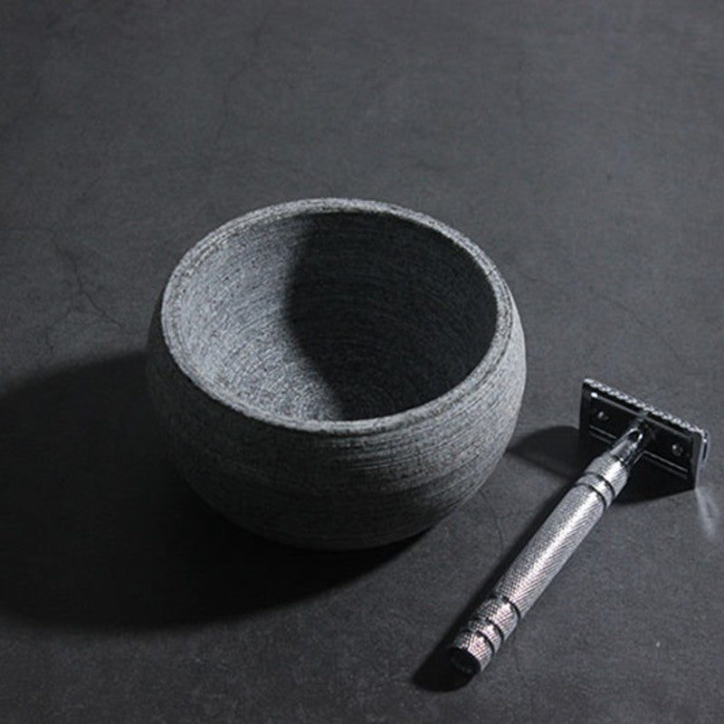 Bol à raser traditionnel en granit, idéal pour une mousse riche et chaude. Accessoire durable pour soin homme.