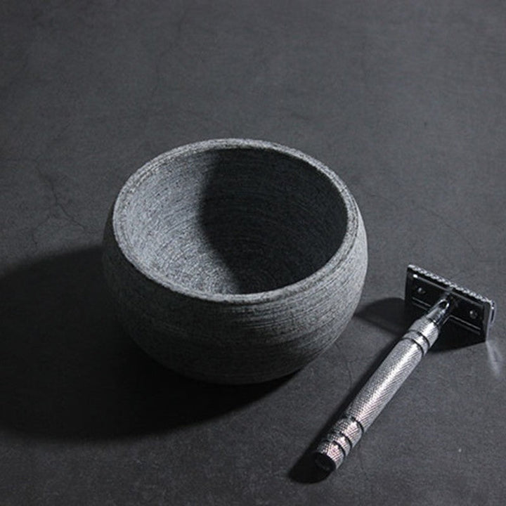 Bol à raser traditionnel en granit, idéal pour une mousse riche et chaude. Accessoire durable pour soin homme.