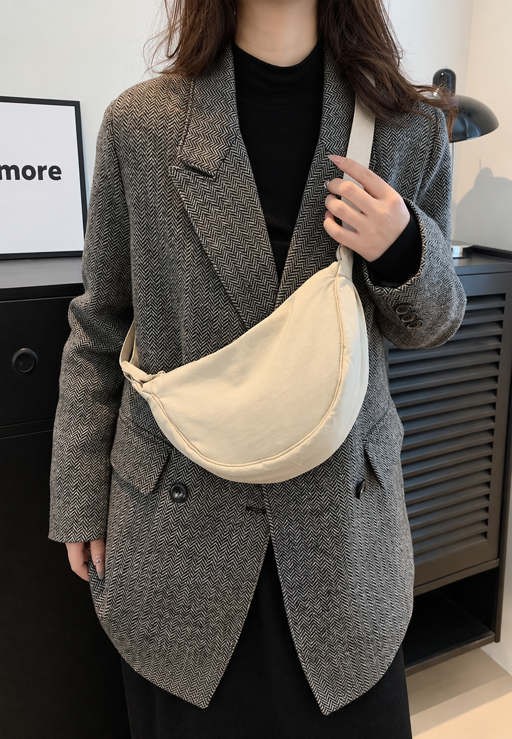 Sac à bandoulière femme ajustable en nylon, forme demi-lune. Parfait pour un look décontracté et stylé.