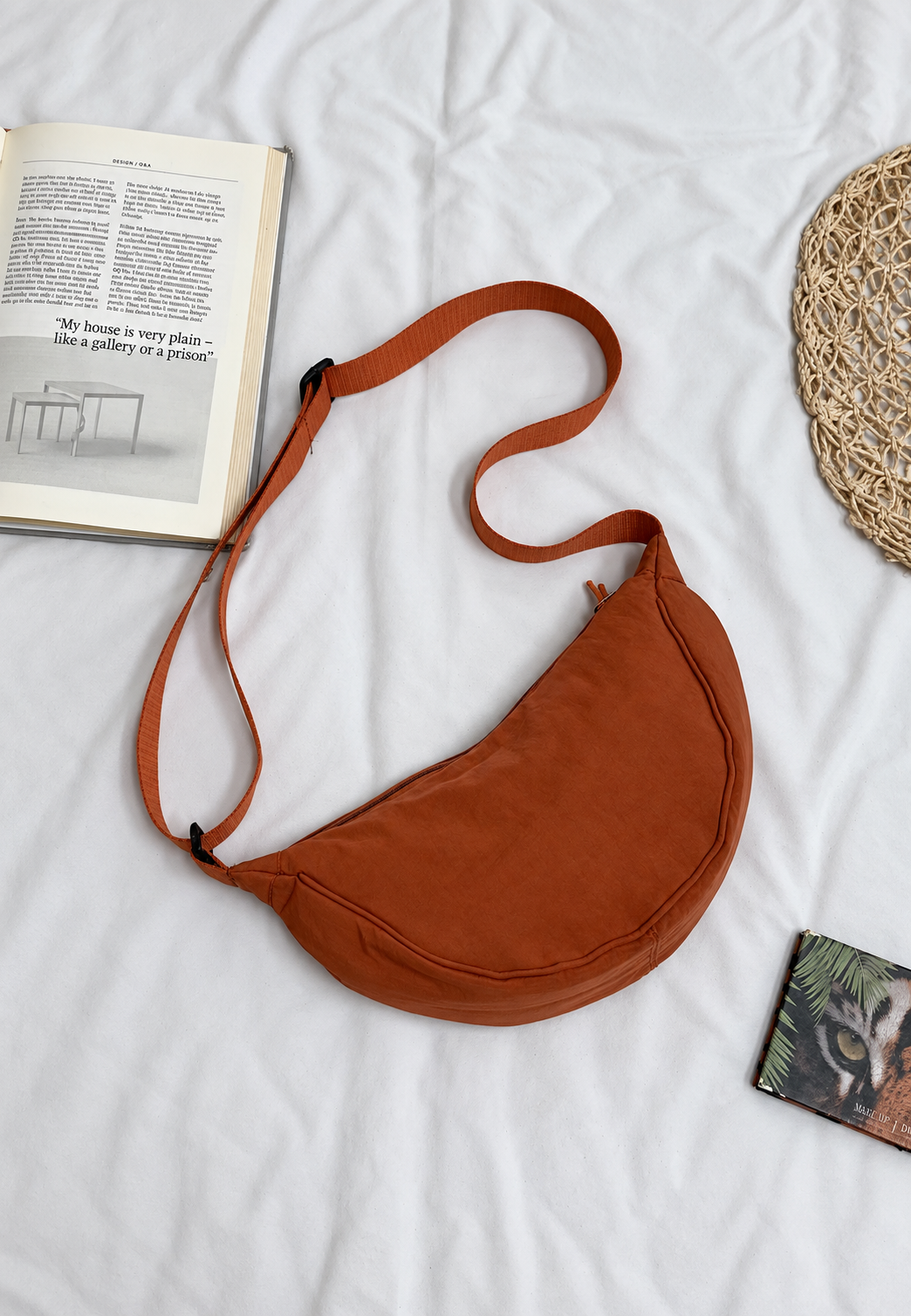 Sac porté épaule polyvalent en nylon, design demi-lune, accessoire mode femme, sangle réglable.