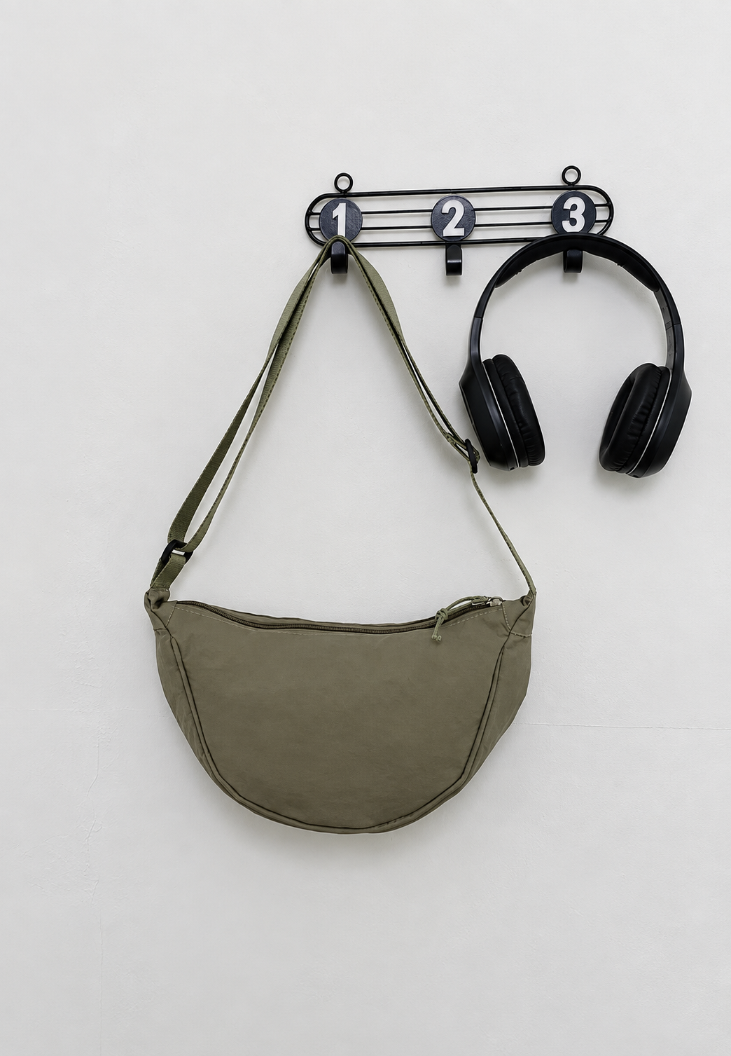 Gros plan sur la texture du sac bandoulière nylon demi-lune pour femme, avec sa sangle ajustable.