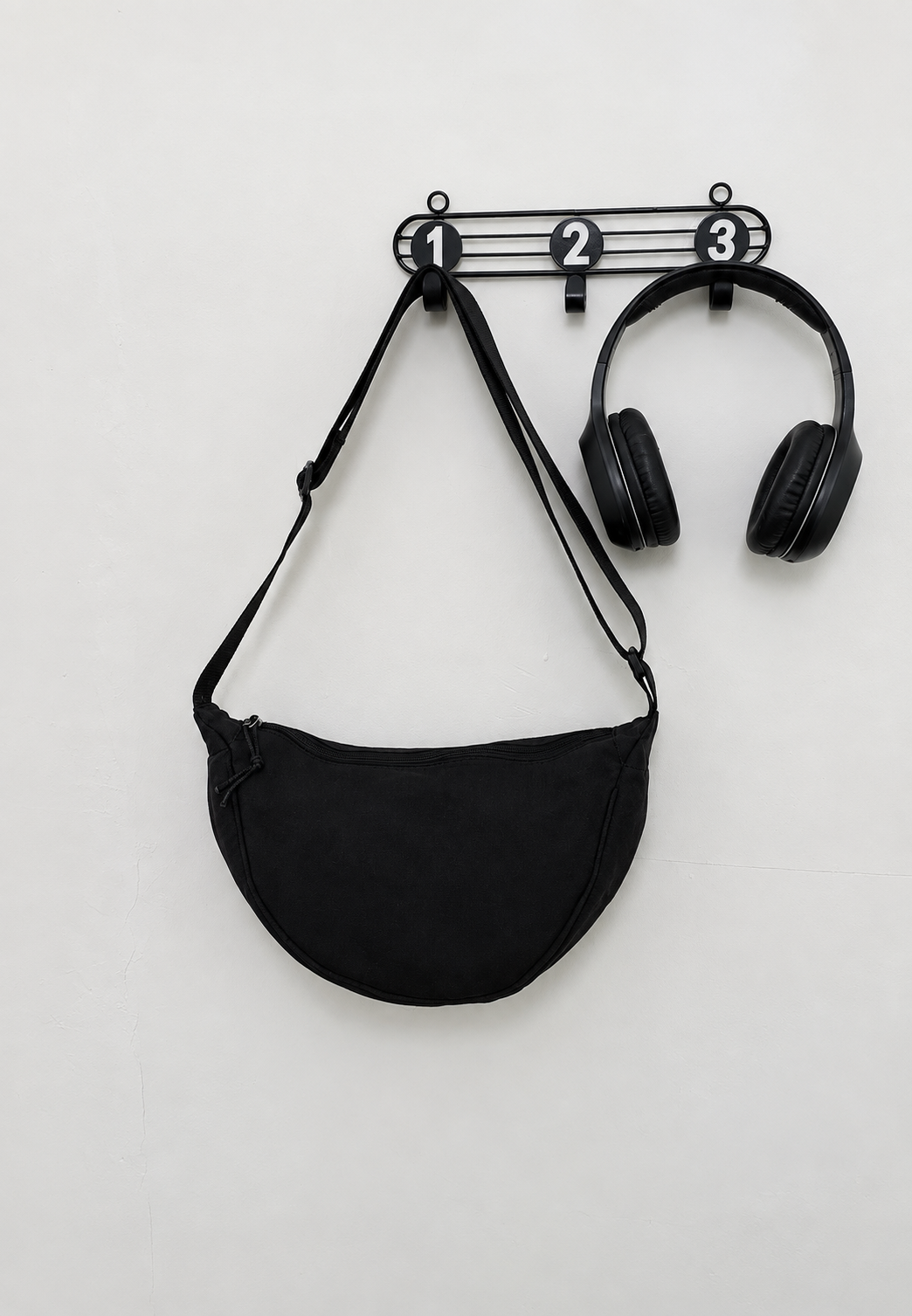 Sac femme nylon demi-lune pratique et élégant, idéal pour compléter une tenue décontractée.
