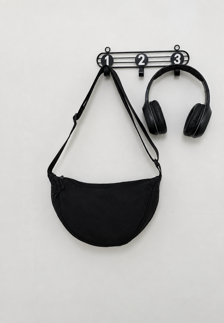 Sac femme nylon demi-lune pratique et élégant, idéal pour compléter une tenue décontractée.