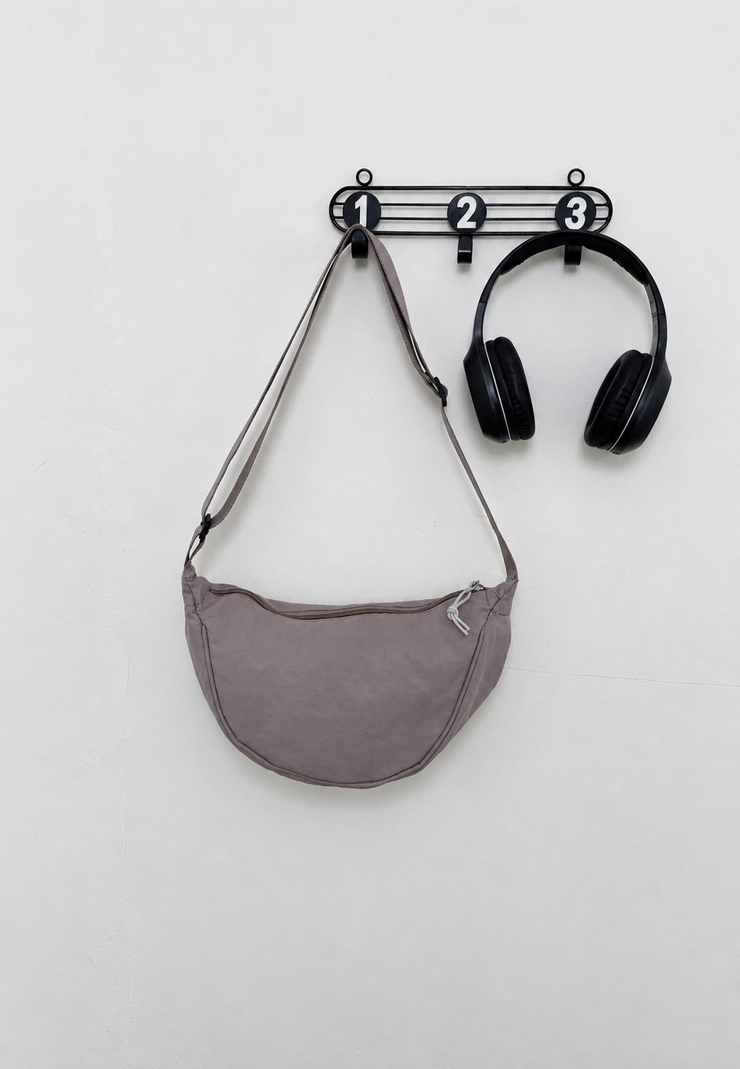 Design moderne du sac demi-lune en nylon pour femme, avec bandoulière ajustable, accessoire mode.