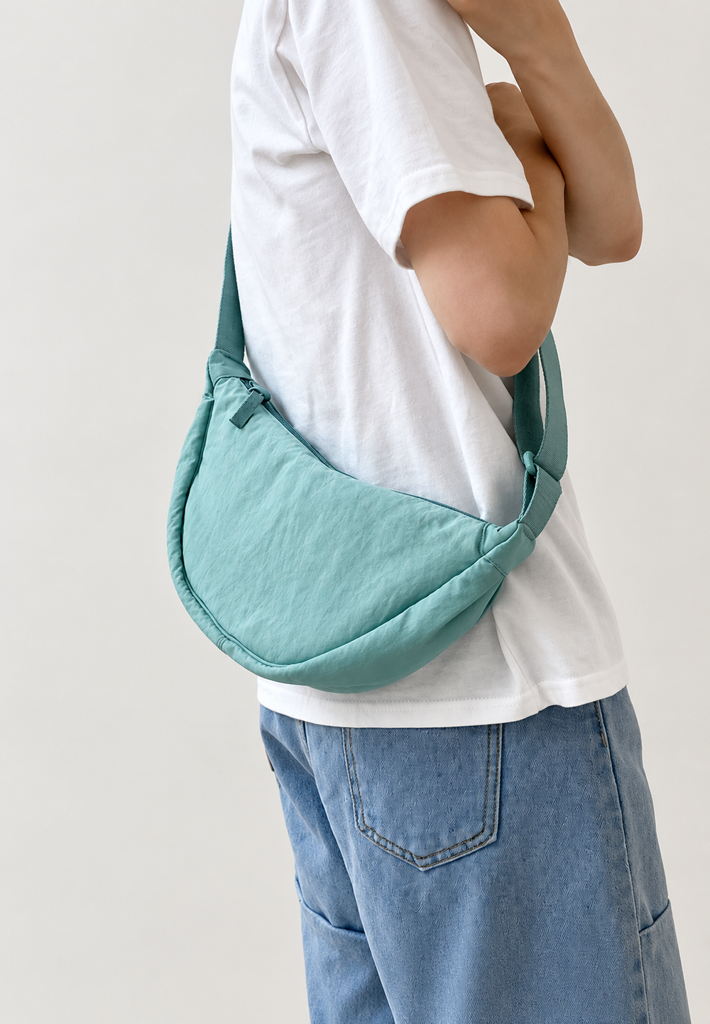 Sac femme compact et chic, bandoulière réglable. Accessoire de mode polyvalent, style moderne et urbain.