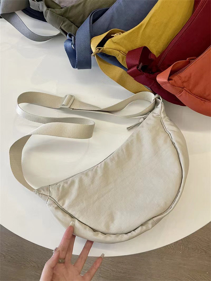 Sac à main femme compact, avec bandoulière réglable. Design arrondi moderne, pour un style féminin polyvalent.