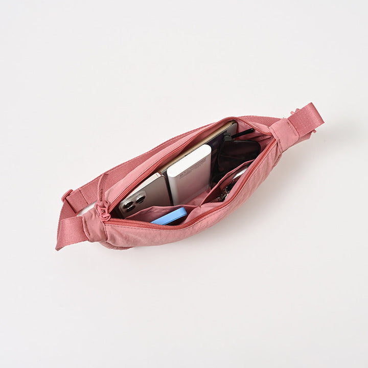 Sac bandoulière femme, style urbain chic. Forme arrondie moderne, pour un look organisé et actuel.