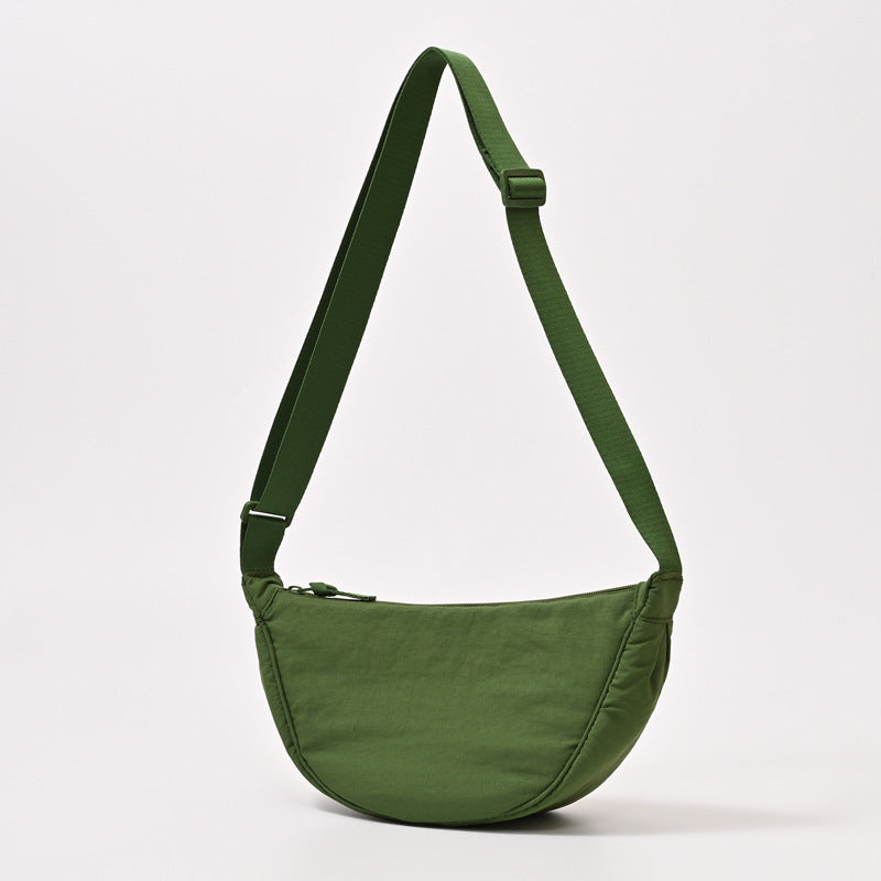 Sac bandoulière femme en matière lisse, forme courbée élégante. Compact, raffiné et très fonctionnel.