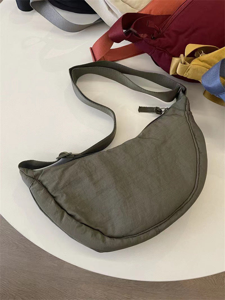 Sac bandoulière femme, accessoire mode indispensable. Forme arrondie unique, sangle ajustable pour plus de confort.